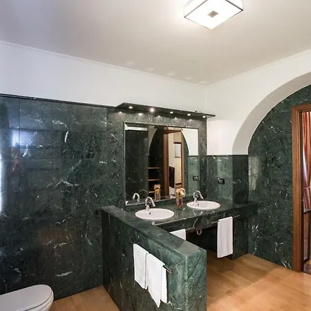 Historical In The Center Of - Larihome A02 Daire Gravedona