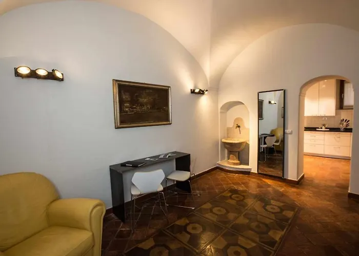 Historical In The Center Of - Larihome A02 Апартаменты *